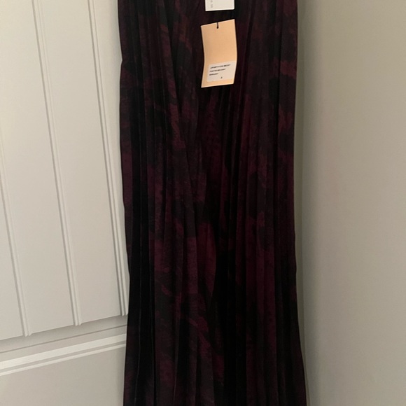 Burgundy pleated midi skirt - Picture 4 of 4